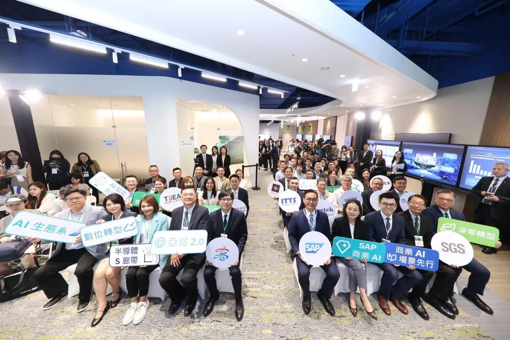 SAP 高雄 ESG 暨 AI 研創中心開幕典禮全員合影